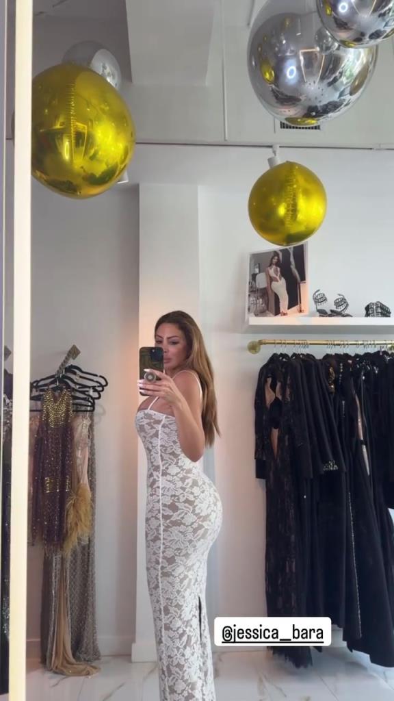 徐娘半老！皮蓬前妻穿吊帶裙自拍，這身材也太炸裂了！