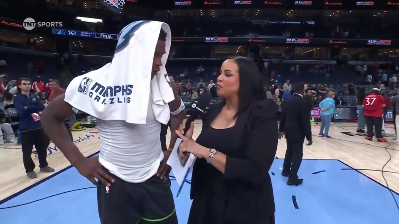 華子賽后接受一位豐滿女記者的采訪！