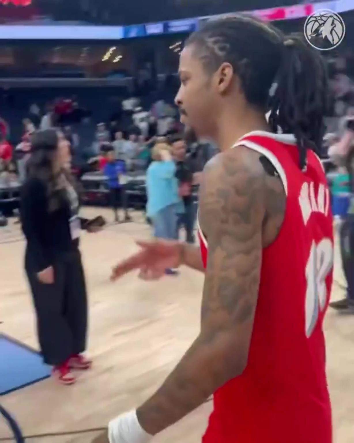 笑死！莫蘭特賽后與華子握手，竟然也是比出“手槍”的手勢