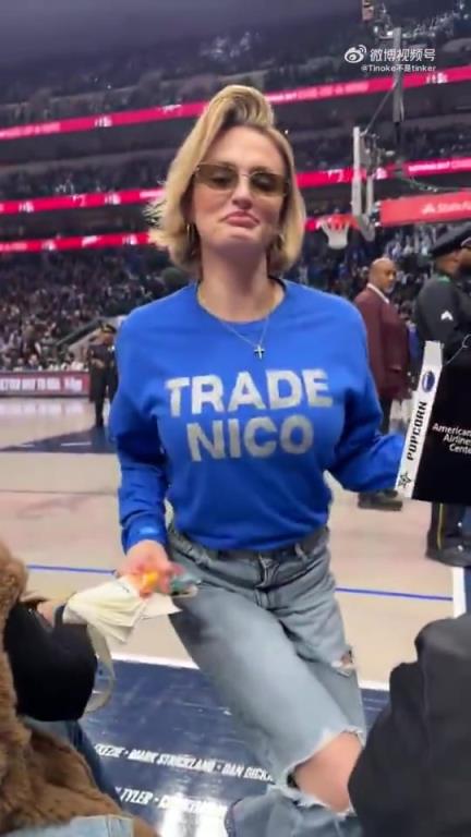 主場不準(zhǔn)球迷打印“解雇Nico”標(biāo)語，女球迷就出此下策