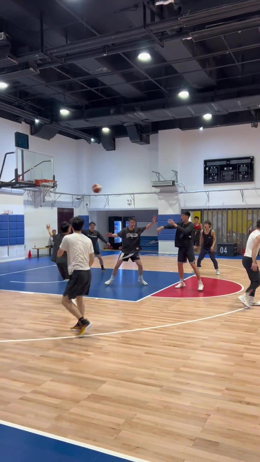 對手回家后：老婆，我今天在野球場匹配到巔峰馬刺隊了！