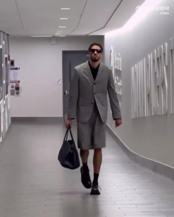 時尚潮男！哈利今日一身灰西裝短褲墨鏡搭配入場 腿真細(xì)！