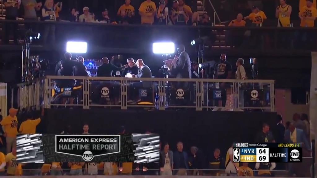 ??？轉播鏡頭給到解說看臺，奧尼爾居然抱著一個人在彎舉