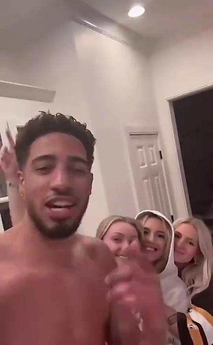 今日怒砍歷史級三雙！哈利此前光著膀子與三位金發(fā)美女同框