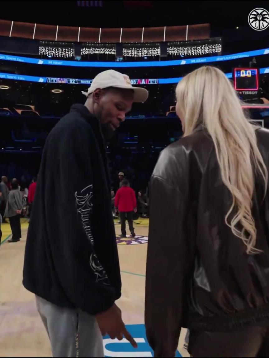 小帥這氣質(zhì)！杜蘭特與庫里教妹布林克擁抱，眼睛好像一直偷瞟布林克大長腿