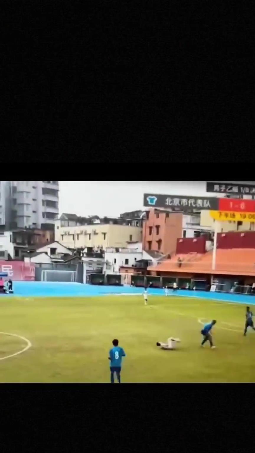 太可怕了！全運會驚現(xiàn)殺人足球，球員將對手直接踢骨折