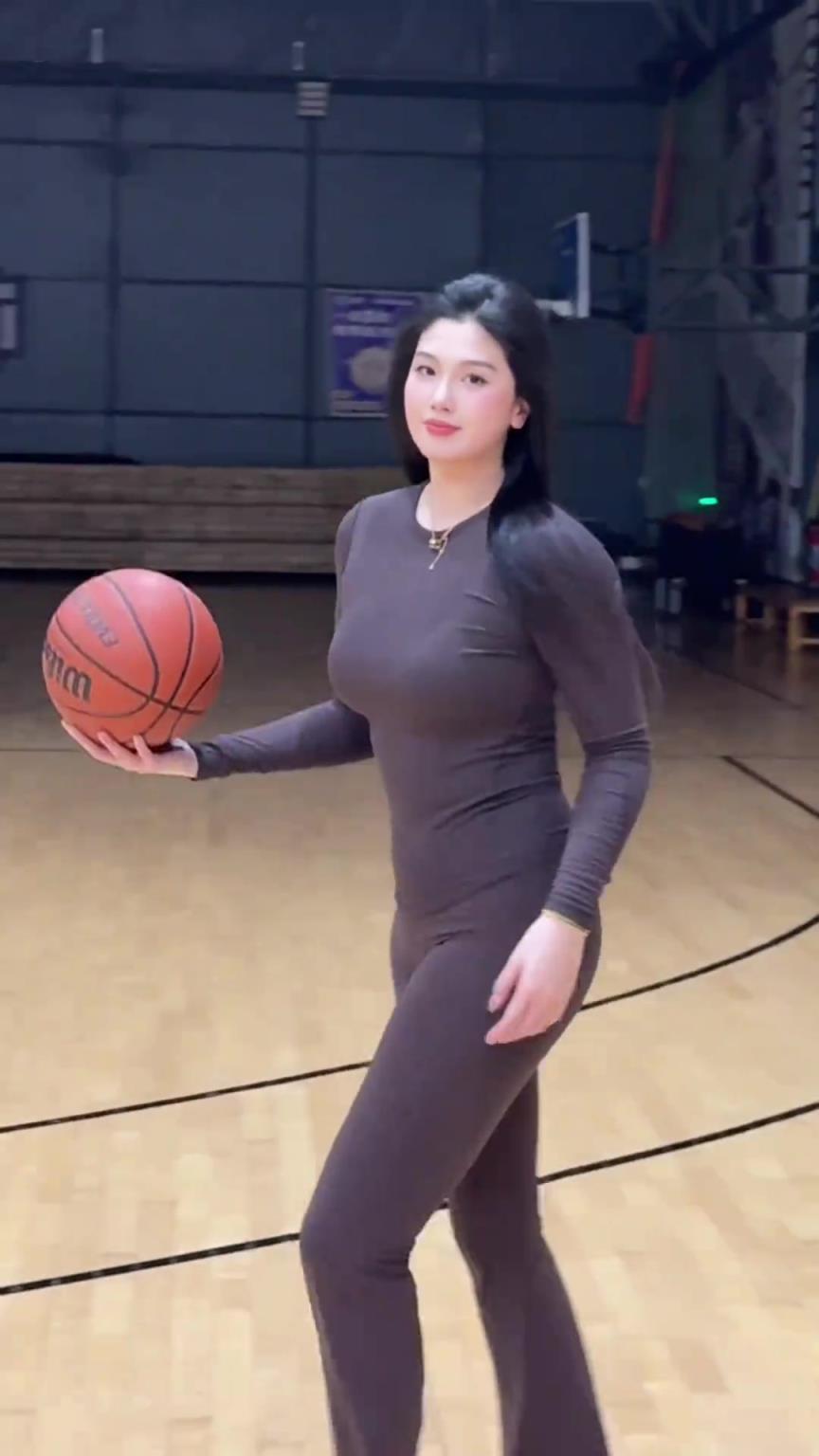 低配版卡戴珊！野球場(chǎng)肘姐這身材，懂的吧友都懂！