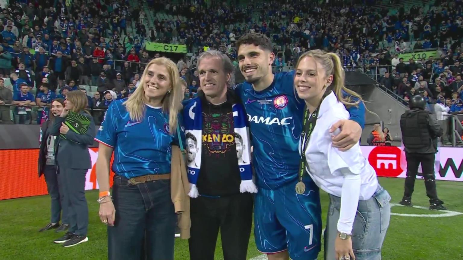 內(nèi)托好福氣！奪冠后高顏值女友來合照，身材相當(dāng)哇塞！