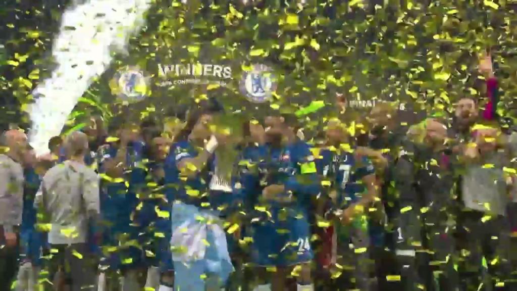 ?榮耀藍(lán)軍！歐協(xié)聯(lián)奪冠捧杯！里斯-詹姆斯高舉獎(jiǎng)杯全隊(duì)?wèi)c祝