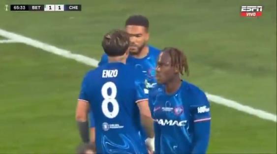 繼續(xù)干！恩佐進(jìn)球后給了詹姆斯一巴掌，兩人頂頭互相打氣