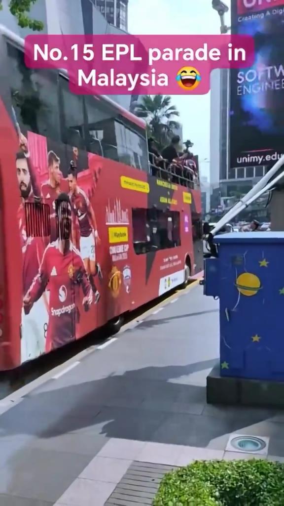 游街示眾？曼聯(lián)在馬來西亞街頭大巴游行，球迷笑噴