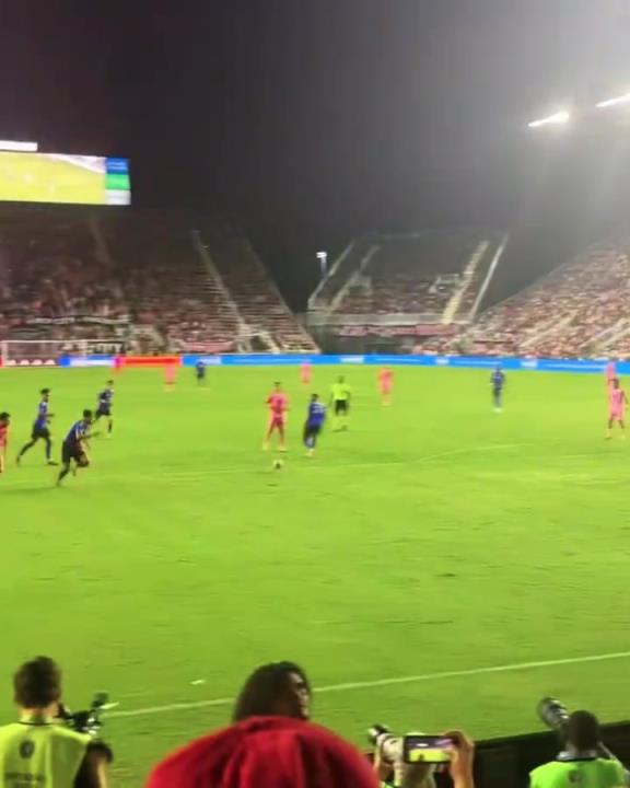 梅老板為了給蘇亞雷斯送個(gè)助攻，也是拼了啊