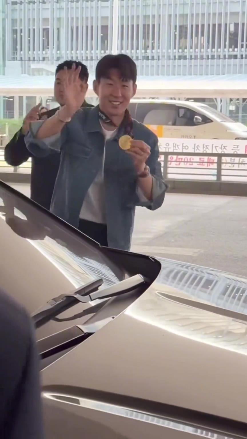 衣錦還鄉(xiāng)！孫興慜返回韓國(guó)，眾多女球迷讓其把歐聯(lián)獎(jiǎng)牌戴上
