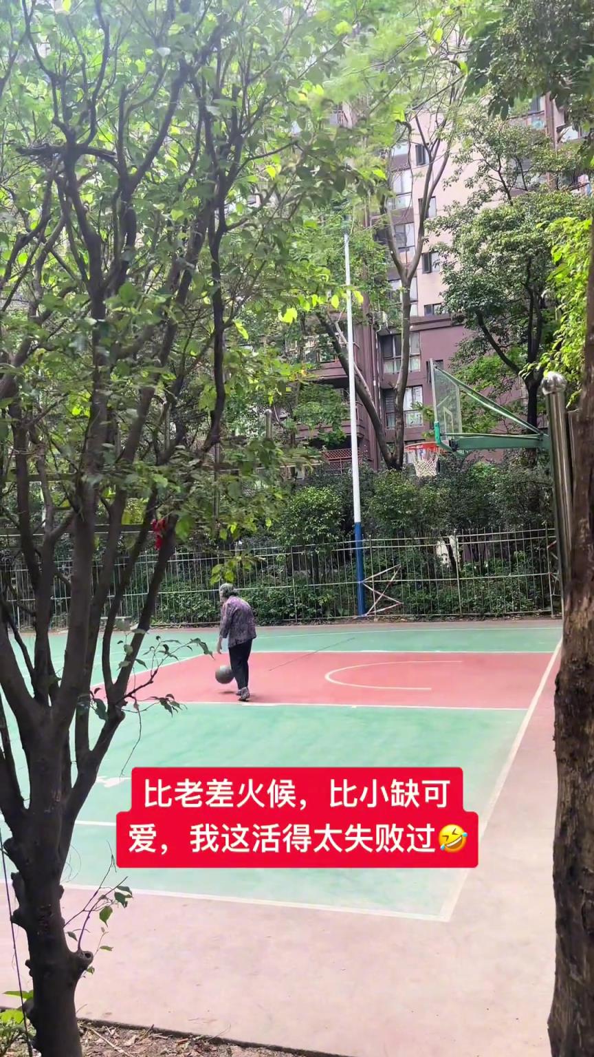 這阿婆單手一投一個(gè)準(zhǔn)，姜還是老的辣