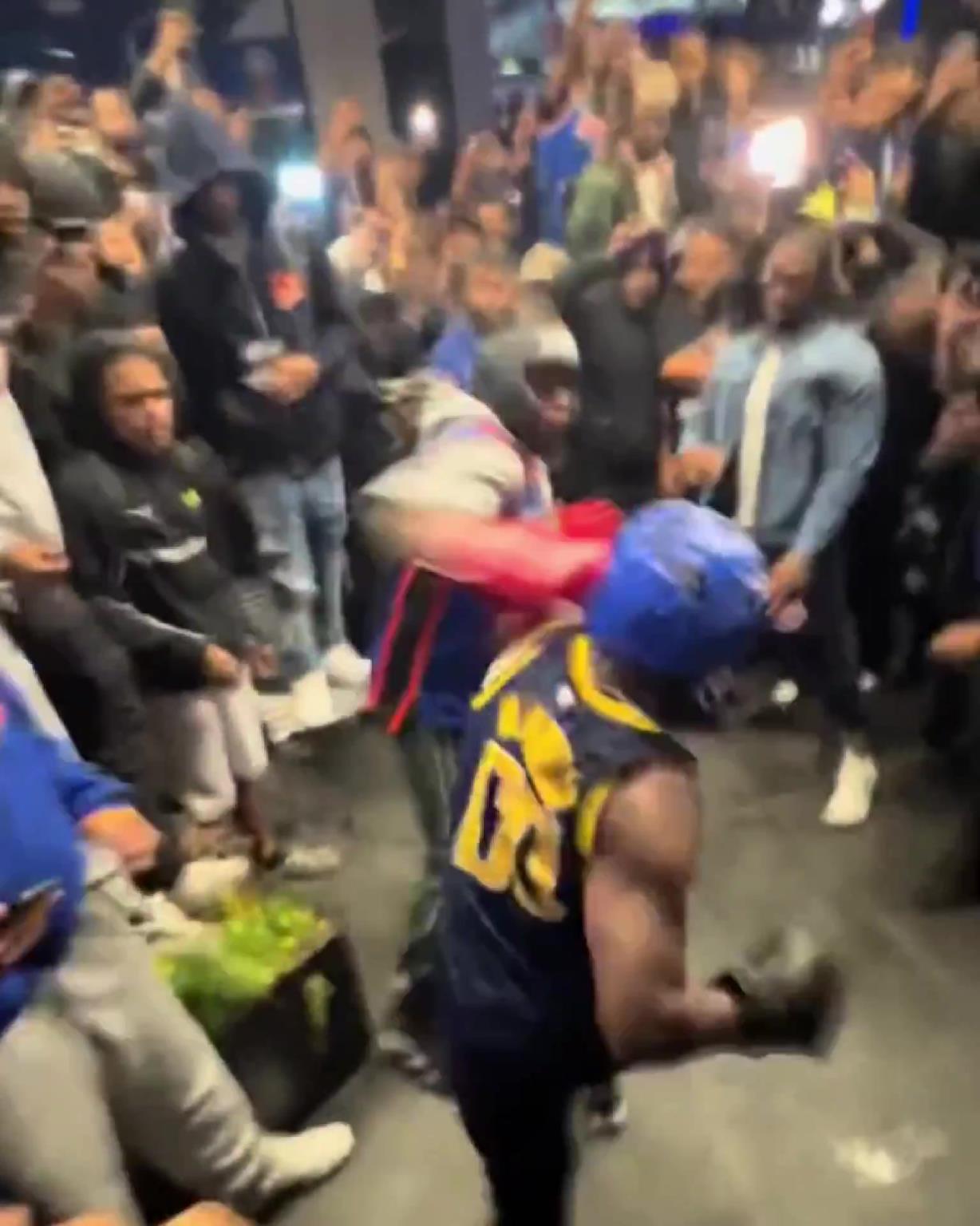 這不比場(chǎng)上好看？尼克斯&步行者球迷賽后直接1v1拳擊