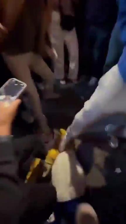 驚！尼克斯大勝步行者后，哈利伯頓遭主場(chǎng)球迷群毆