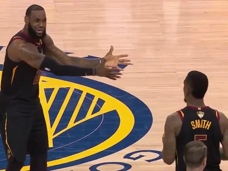 名場(chǎng)面！JR搶下關(guān)鍵籃板沒(méi)看表，老詹質(zhì)問(wèn)JR為何傳球