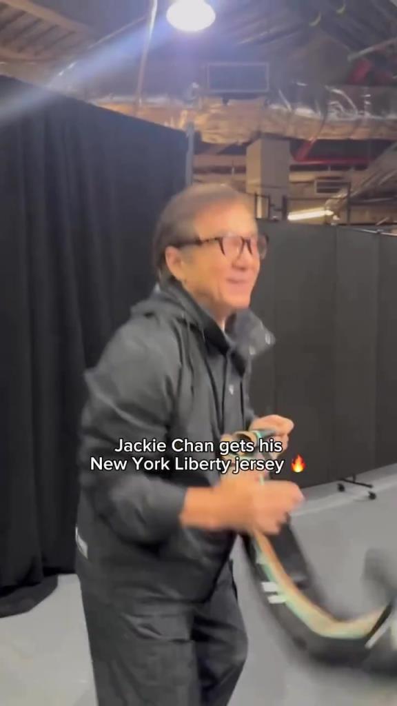 肌肉記憶！成龍這幾下空氣運(yùn)球像是進(jìn)了家具城