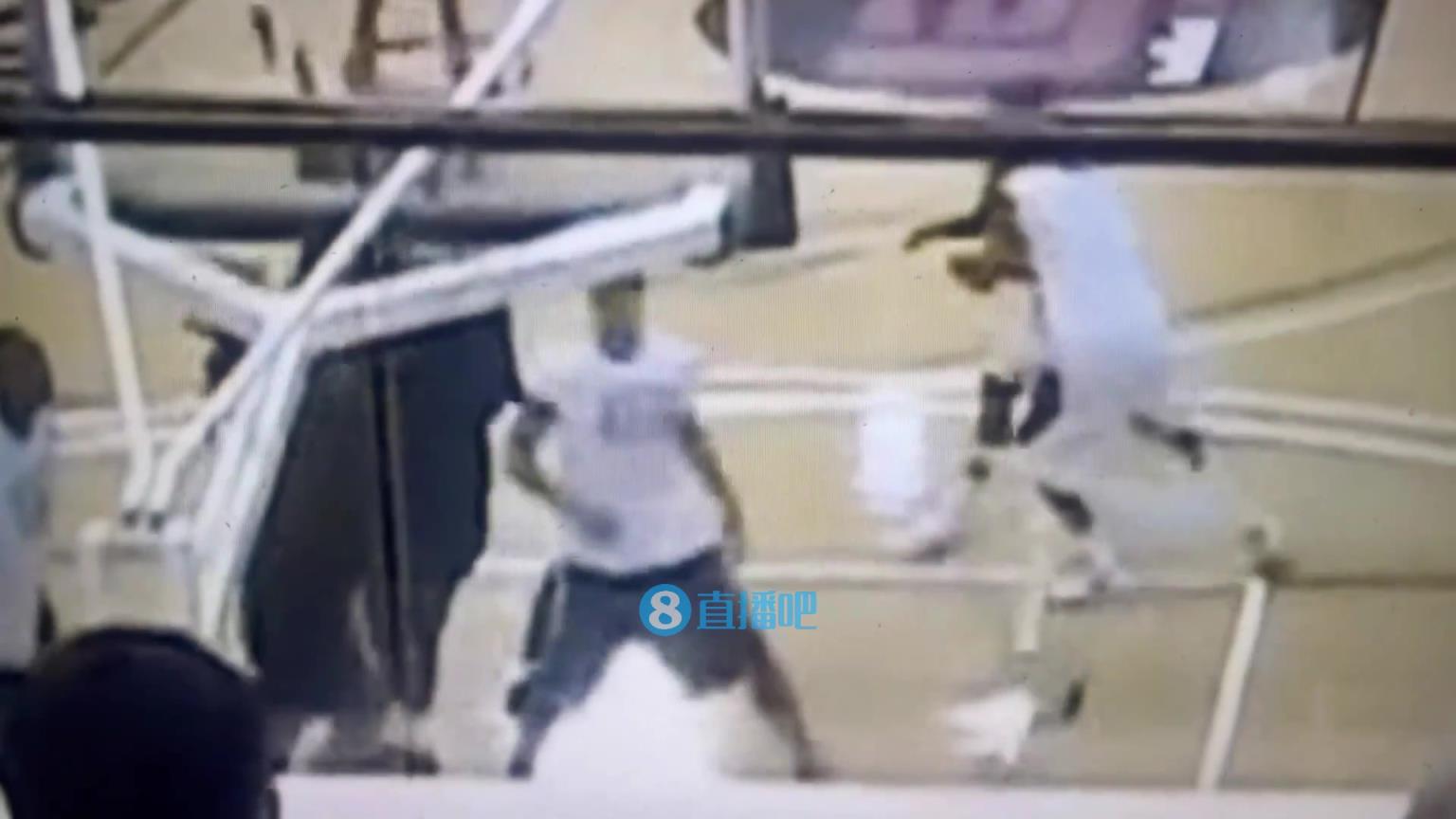 引熱議！美媒翻舊賬：當(dāng)年詹姆斯被大學(xué)生隔扣，耐克沒收了錄像帶