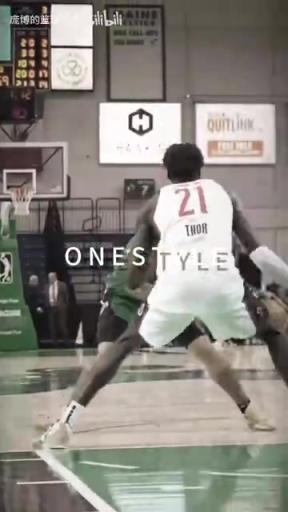 正統(tǒng)美式后衛(wèi)！JD戴維森炒菜后低手合球，對抗上籃打進(jìn)！