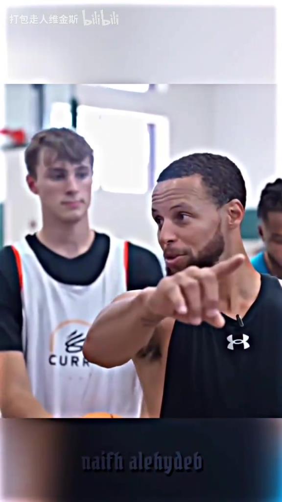 庫里：其實(shí)這個(gè)暴扣是我教的！當(dāng)弗拉格出現(xiàn)在庫里的訓(xùn)練營！