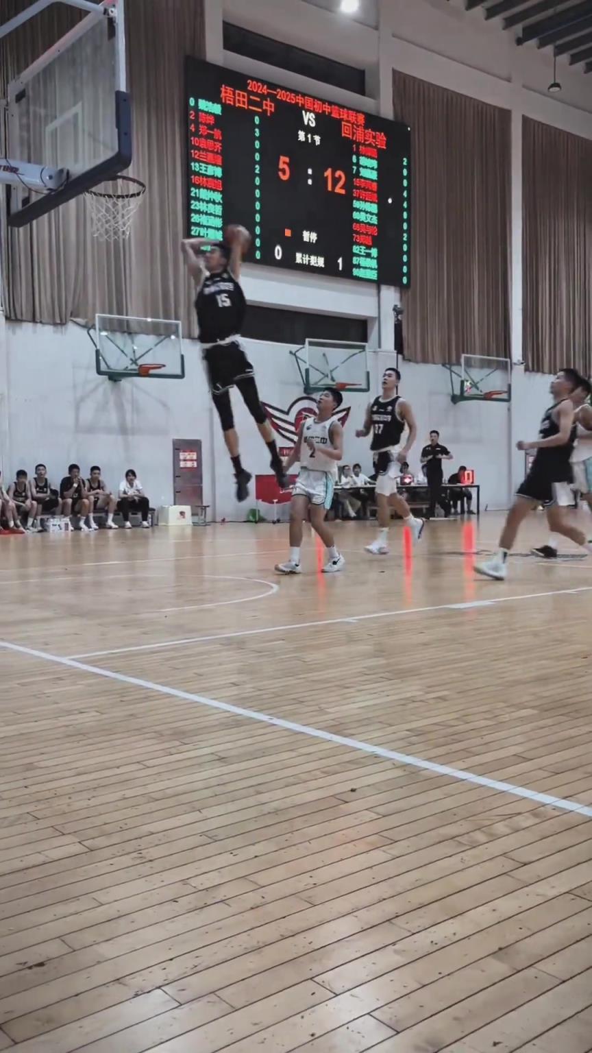 起來就扣啊！現(xiàn)在的初中生都這么打球的嗎