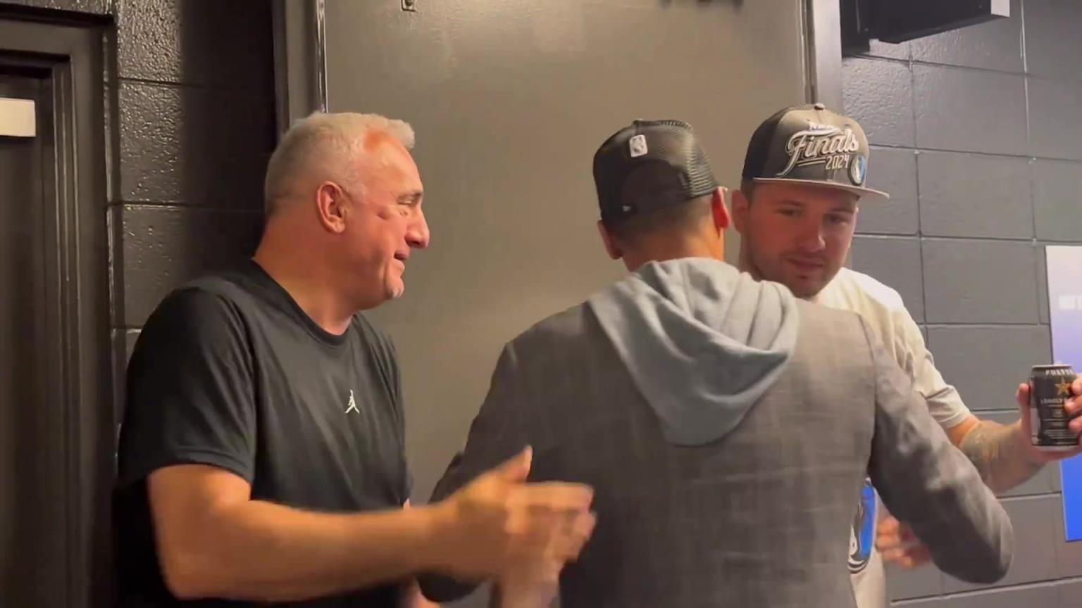 去年的今天，東契奇率隊(duì)殺入總決賽，賽后喝啤酒被芬利沒收