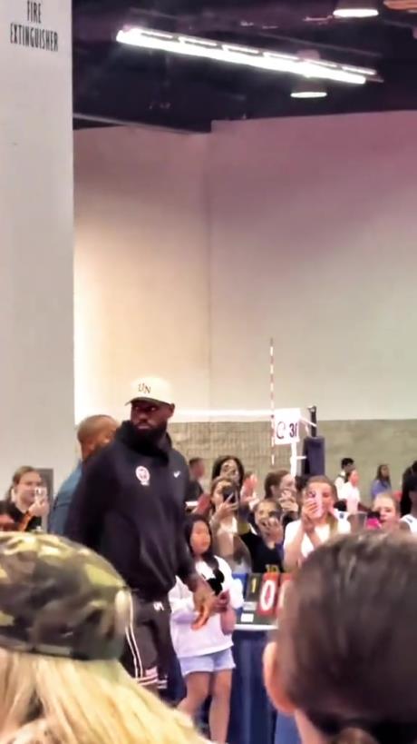 什么是巨星??！詹姆斯現(xiàn)身排球場(chǎng)被小球迷包圍 這就是行走的流量