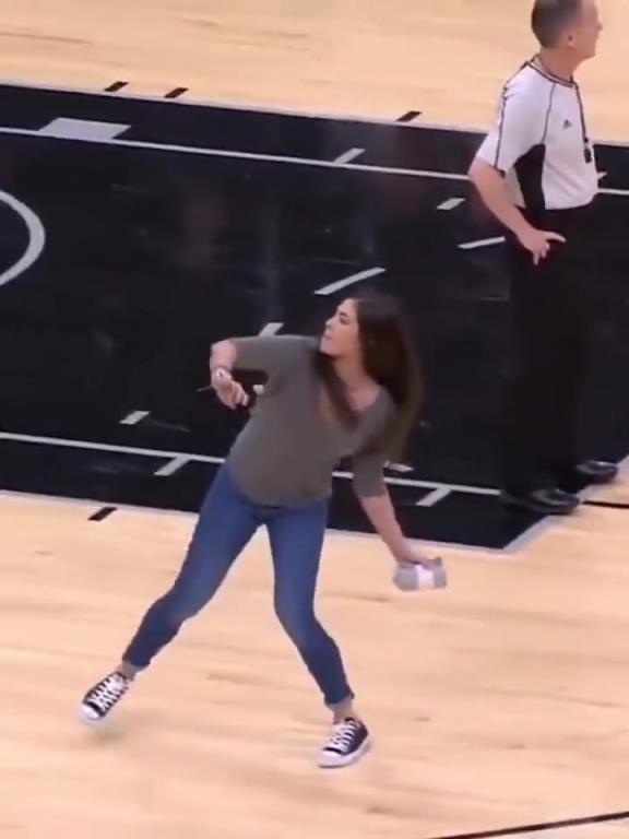 不愧是美國女籃主力，普拉姆的力量太嚇人了