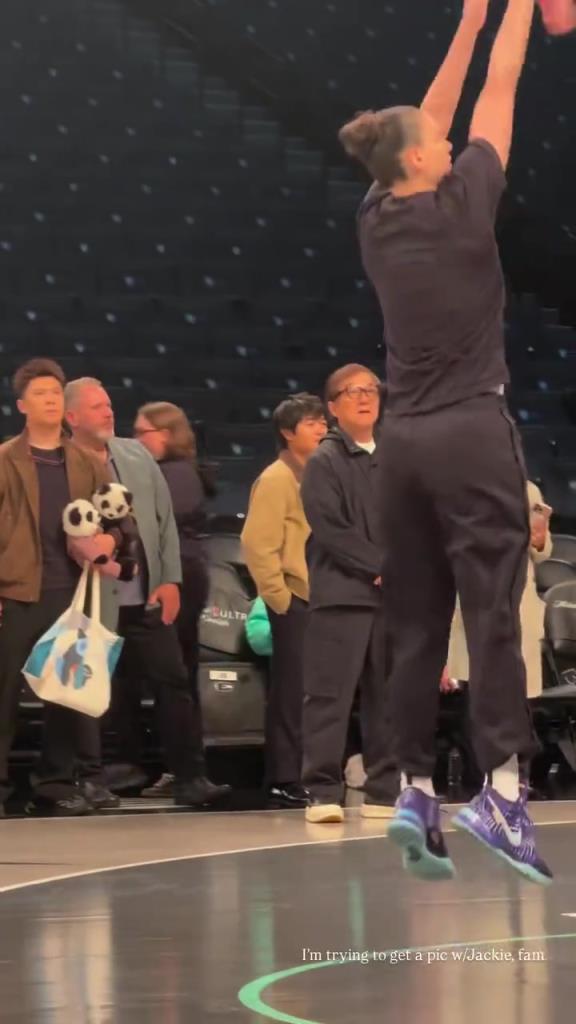 71歲成龍現(xiàn)身巴克萊中心看女籃比賽：她們投籃怎么那么準(zhǔn)?。?！