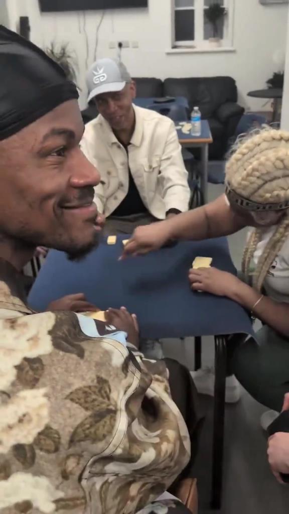 想找到巴特勒很簡單，因?yàn)樗辉诨@球場(chǎng)，就在棋牌室