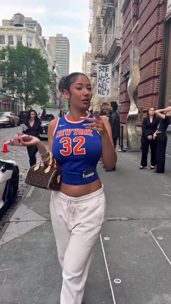 哇塞！一豐滿尼克斯女球迷身穿唐斯球衣，真是太吸引眼球了