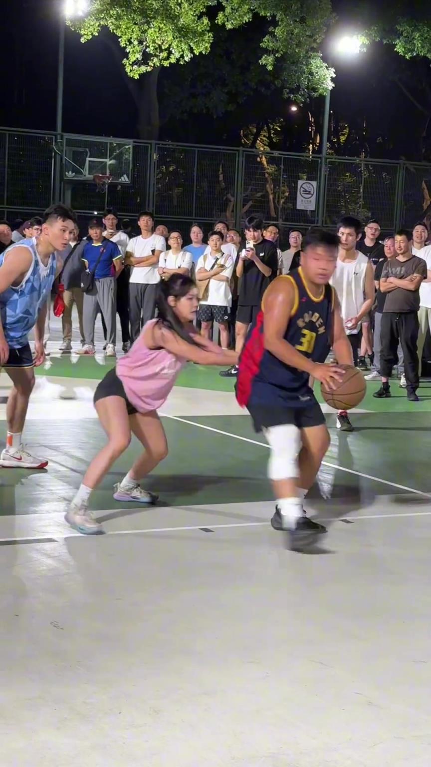 這哥們看見防自己的是女生，一個勁背打，球也不傳了